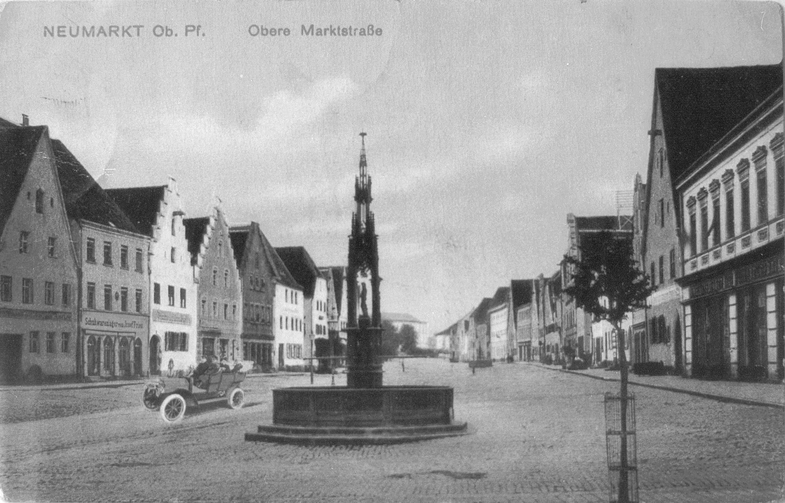 124 Obere Marktstraße mit Brunnen